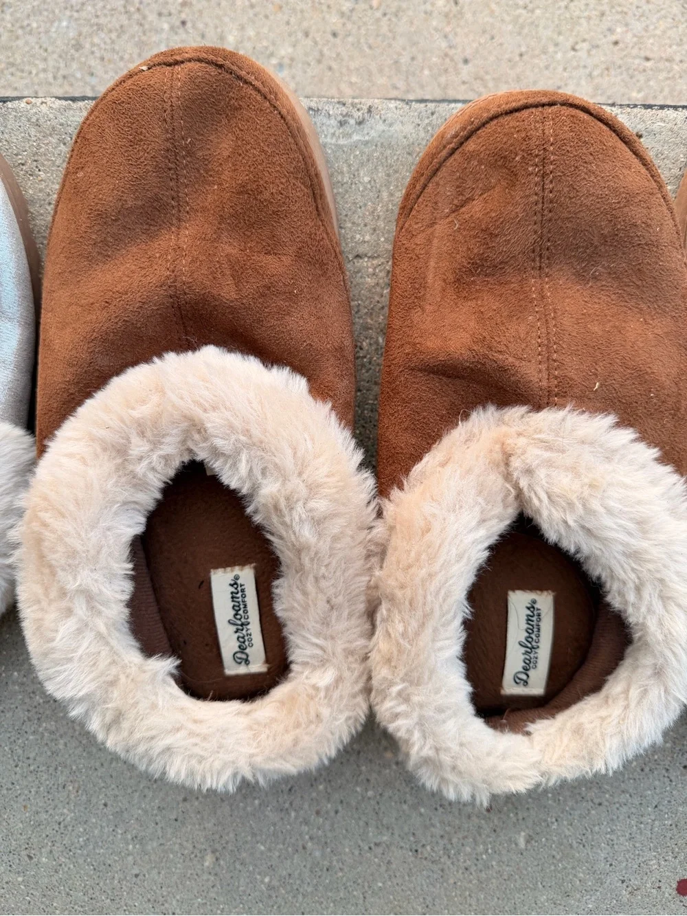dearfoams Cozy Shearling-Trim Slippers in Cream & Brown
